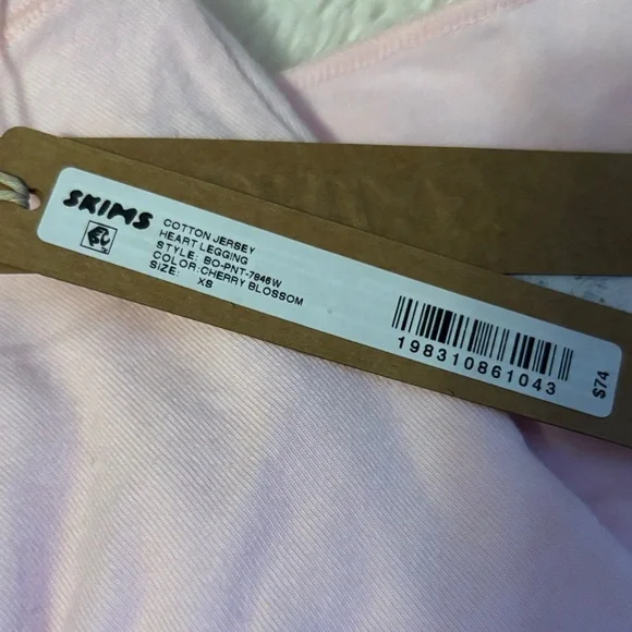 SKIMS🩷 Light Pink Heart Cut Out Leggings - Picture 2 of 2